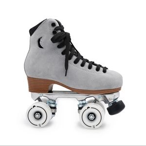 MOONLIGHT ROLLER SKATES SIZE 7 (8 in women)